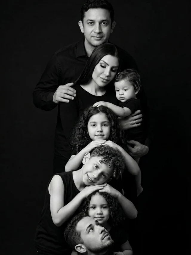 “Esses são os dias que vamos querer de volta.  É o que essa música diz, e é exatamente o que sinto quando olho pra eles. Família.🤍 Quase não coube na foto🤭