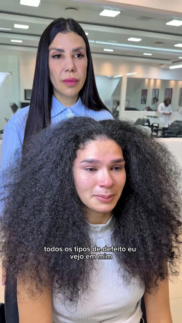 Talvez o problema não seja o que você vê no espelho…
mas tudo o que fizeram você acreditar sobre si mesma.