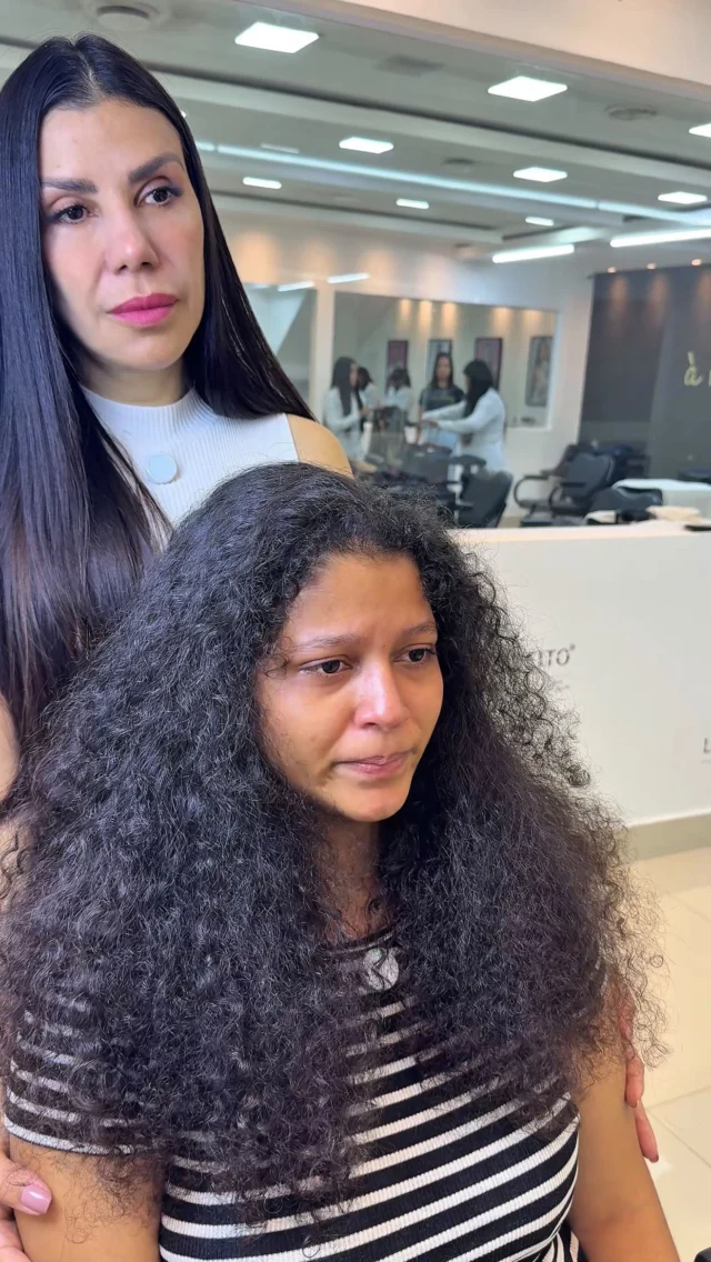 Se você prestar atenção, o problema nunca foi só o cabelo.
Foi o que disseram.
Foi o medo que colocaram.
Foi o sonho que você foi adiando… até começar a desistir de você.
A Wendy quase chegou lá.
Mas dessa vez, ela escolheu ouvir o seu coração.
E foi aí que tudo começou a mudar.