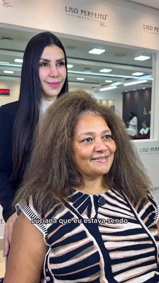 Ela tentou se reencontrar com o seu cabelo natural.
Foram 3 anos tentando se identificar… tentando se sentir ela mesma.Mas felicidade não está em seguir o que os outros defendem.
Está em se olhar no espelho e se reconhecer.
E hoje, ela decidiu voltar para o cabelo que a faz se sentir feliz. 🤍